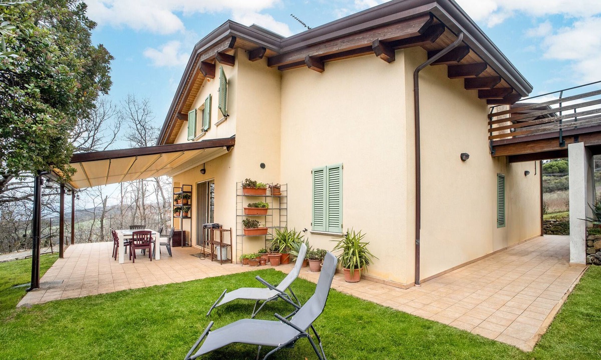 Valfabbrica House | Holiday Home "Le More - Casa Zara" with Shared Garden & Wi-Fi