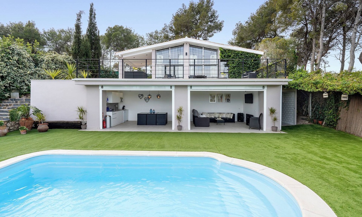Canyelles House | Holiday Home 'Valle De Los Sueños' with Mountain Views, Wi-Fi and Air Conditioning