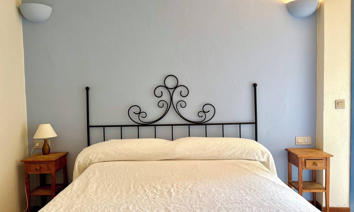 Ullastret Apartment | HOTEL EL FORT DúLLASTRET. Apartment 3: Two bedrooms with terrace.