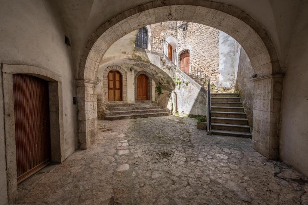 Monteroduni House | La torretta sul cortile