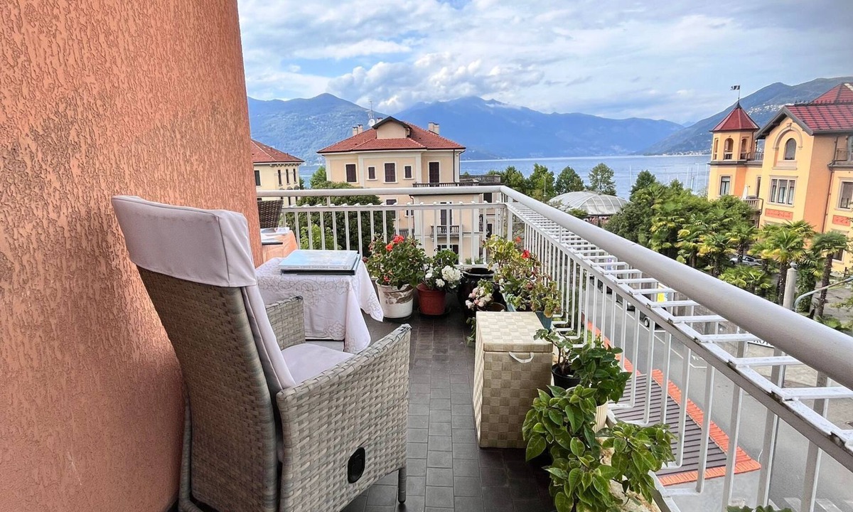 Luino House | Large downtown Luino apartment with lake views