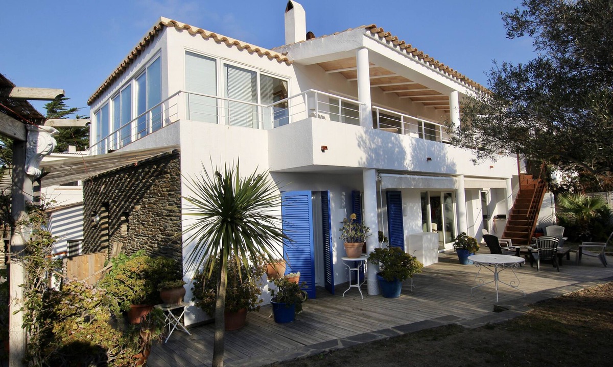 Cadaques House | Large, very quiet house close to the center, swimming pool, 5 minutes from the beach. Saturday to Saturday