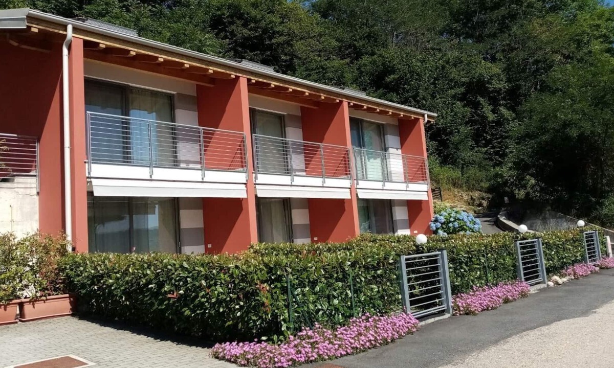 Pella Apartment | "Lilla" apartment in villa with lake view, parking and private beach