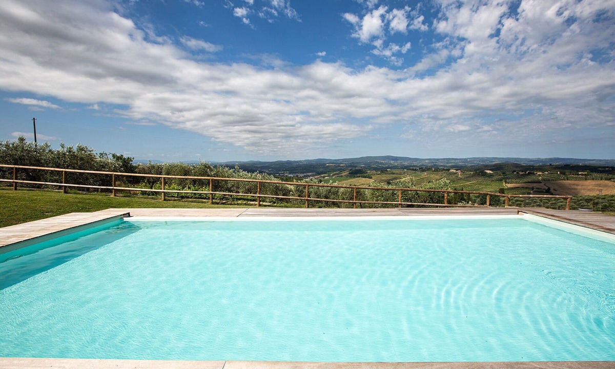 Poggibonsi Apartment | Lovely apartment for 6 guests with pool, WIFI, A/C, TV and panoramic view, close to San Gimignano