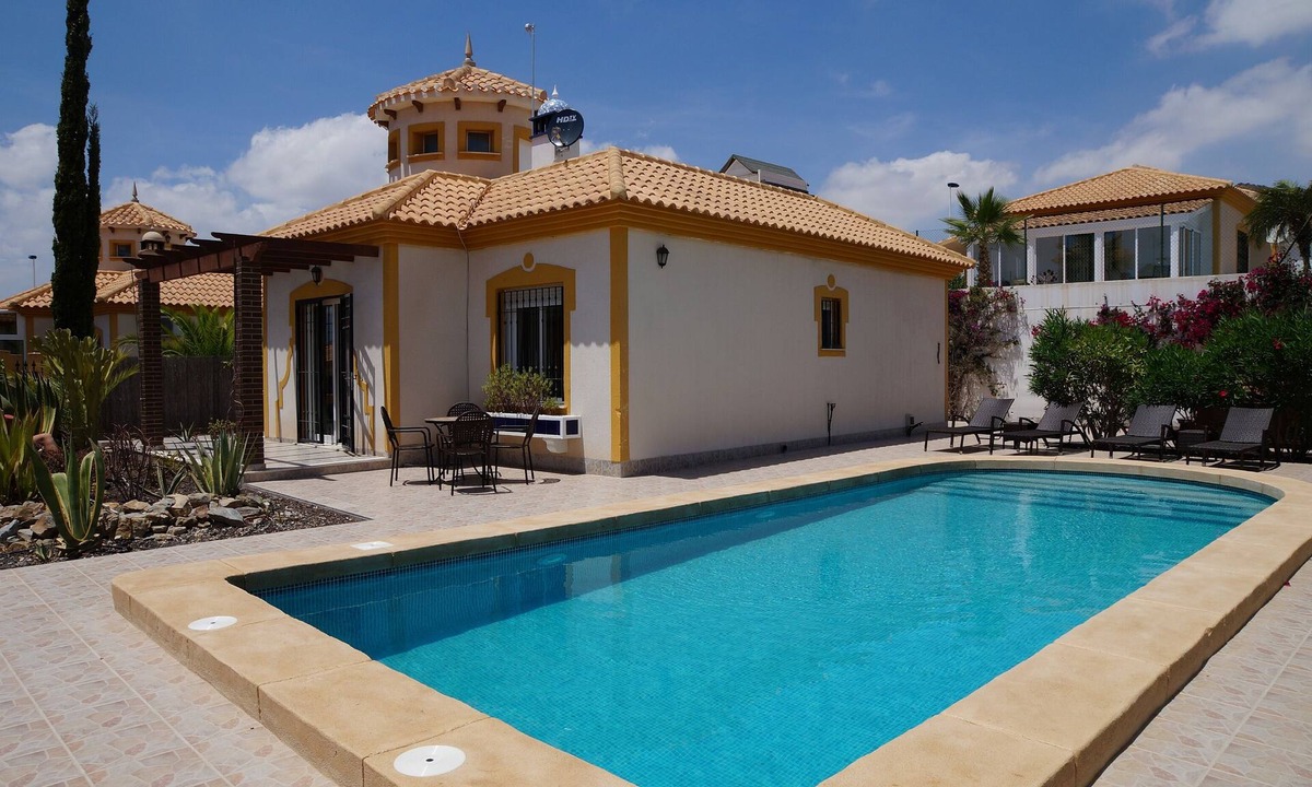 Mazarron Villa | Luxury villa with private pool and hottub in Mazarron Country Club. Pet-friendly