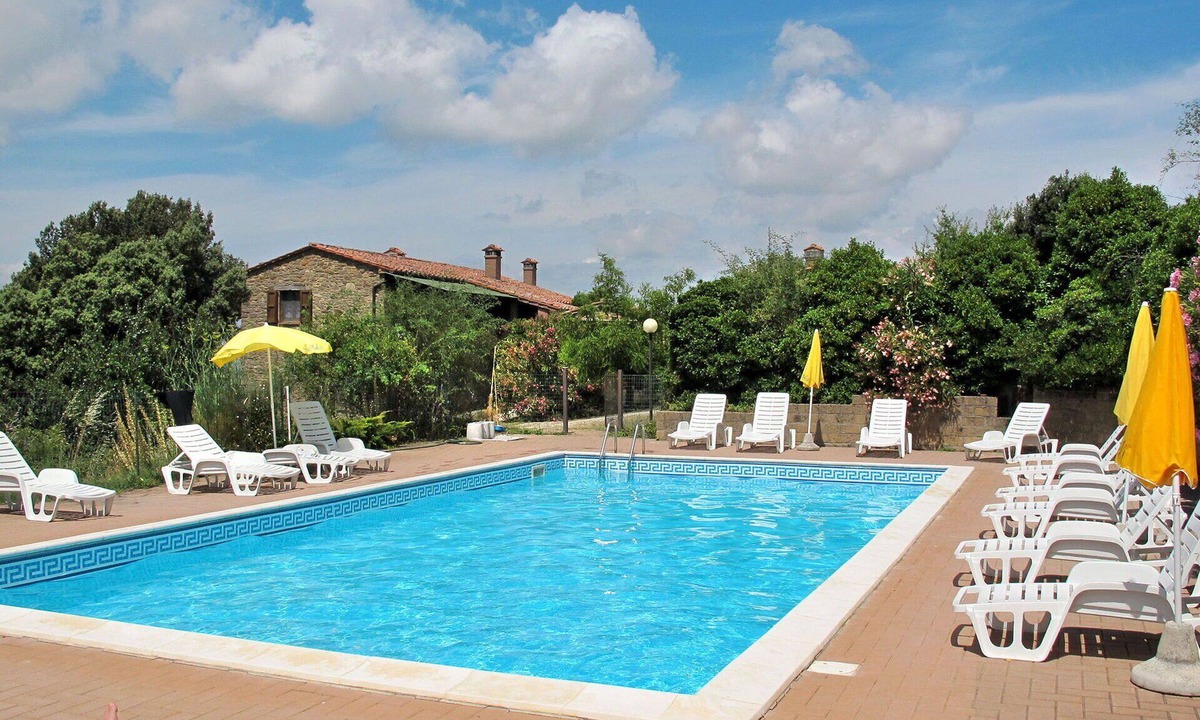 Paciano Villa | Nice apartment in villa for 6 guests with WIFI, pool, TV, terrace and pets allowed