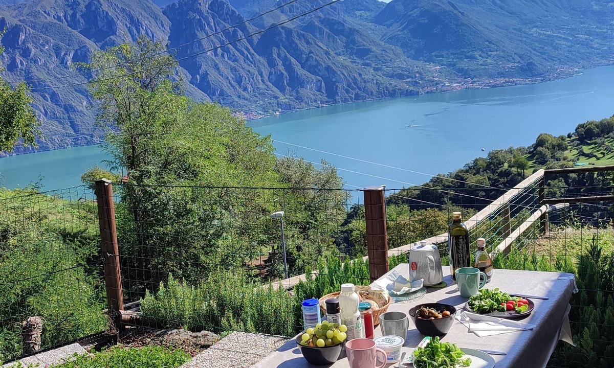 Fonteno House | Oasi Azzurra - three-room apartment in small villa with terrace overlooking Lake Iseo