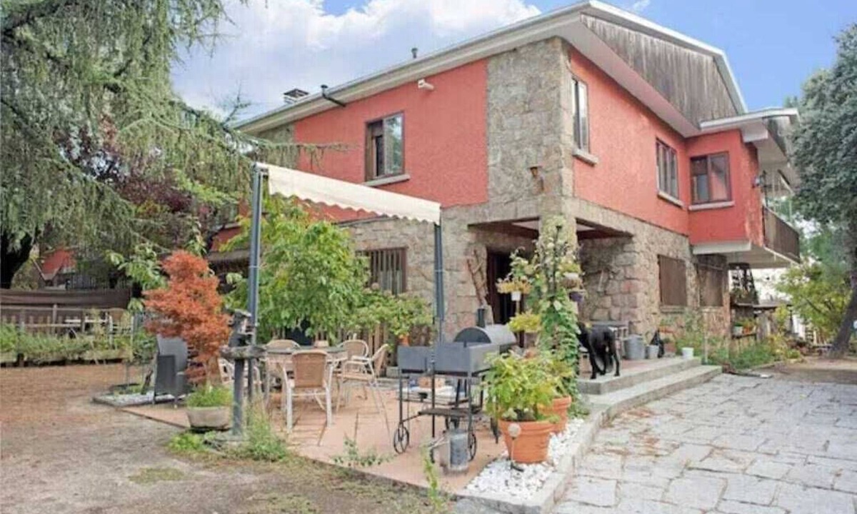 Galapagar Cottage | Peñalara-la casa de Galapagar, romantic stone lodging with fireplace.
