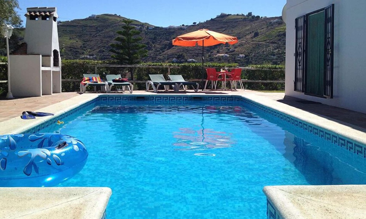 Competa Villa | Peaceful villa minutes from Competa with private pool, free wi-fi and air con.