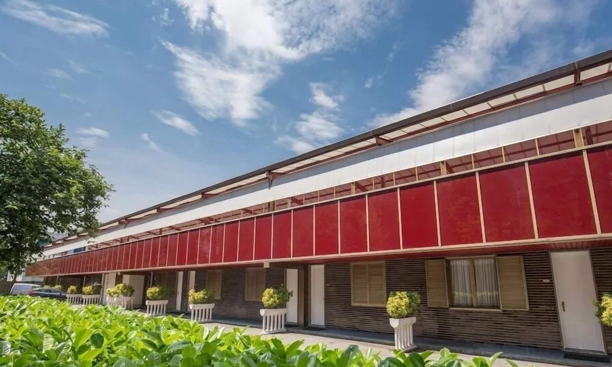Piotello House | R 1165 Motel Rosetta Double-Bed Room with Traditional King size Bed, Modern Bathroom & Free Wi-Fi -