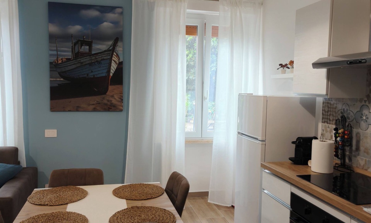 Ladispoli Apartment | Renovated apartment with garden 20 steps from the sea and 200mt from the center.