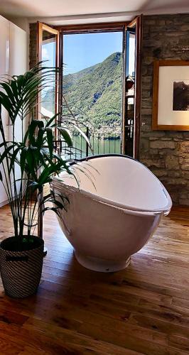 Pognana Lario Villa | Romantic & Private Lake Como village house