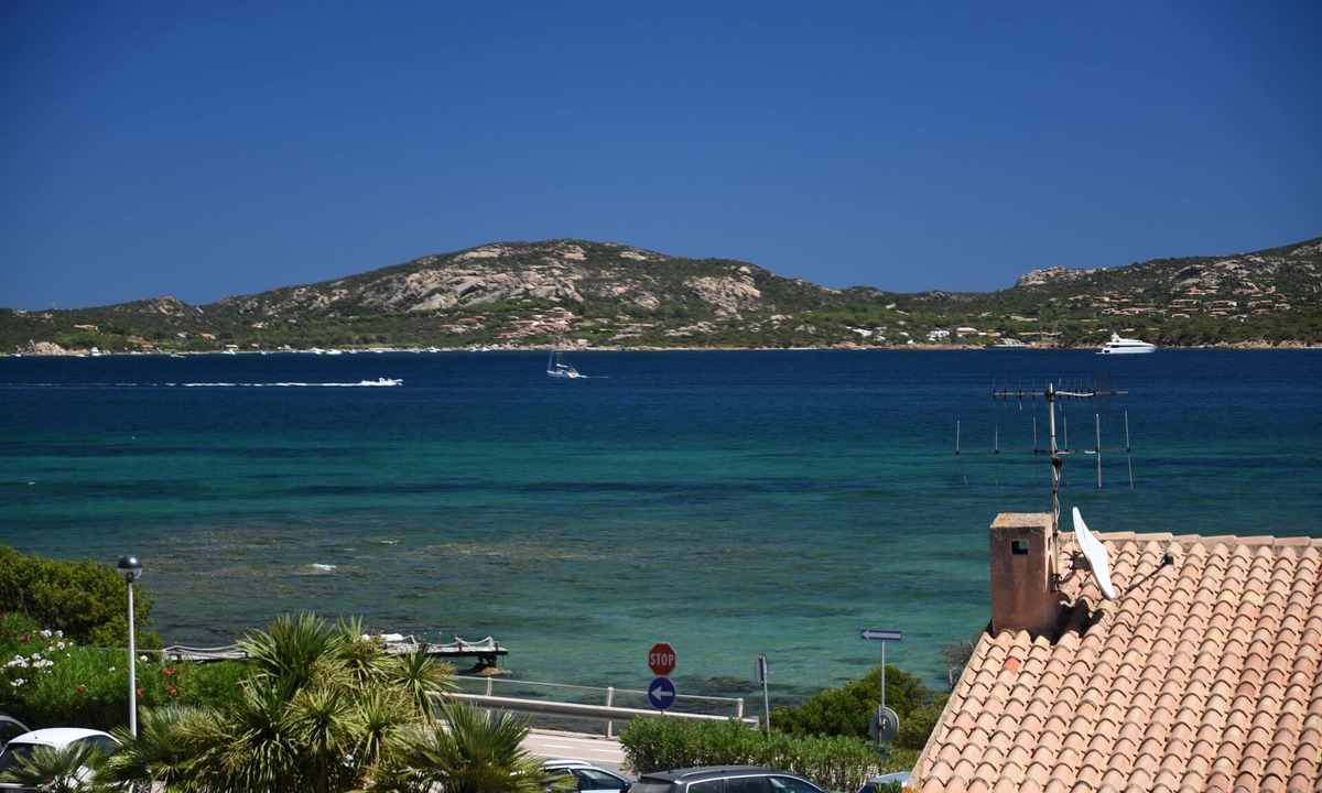 La Conia House | Seafront house with garden