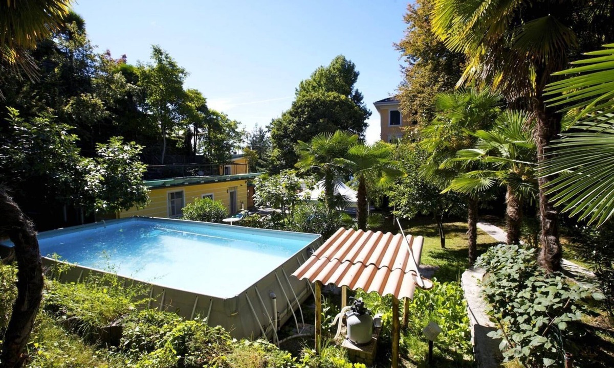 Susello Apartment | Spacious 1½-room apartment with balcony and pool and generous park