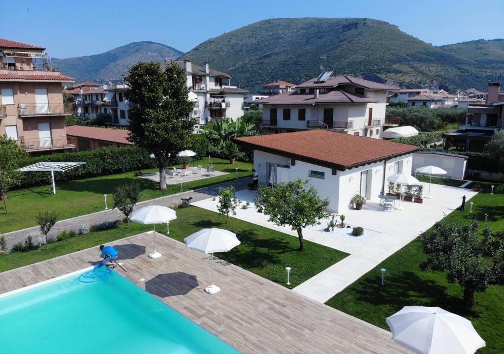 Fondi Bed & Breakfast | STRAPALU'