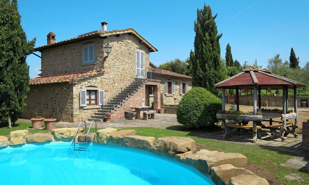 Oliveto Villa | Stunning private villa for 8 guests with WIFI, private pool, TV, patio and pets allowed