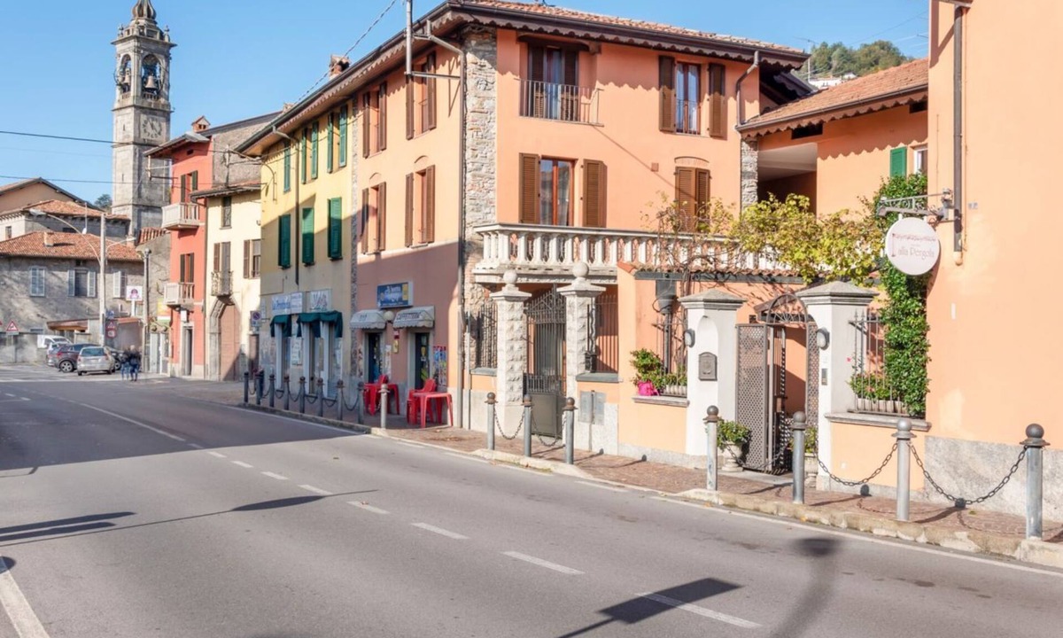 Pusiano Apartment | The apartment is located in the center of Pusiano with a beautiful lake view.