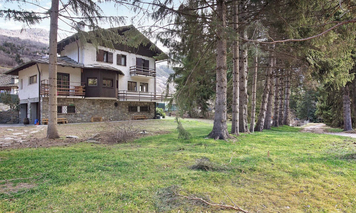 Morgex House | Vacation Home "Maison La Truite" with Mountain View, Private Terrace & 4 Balconies