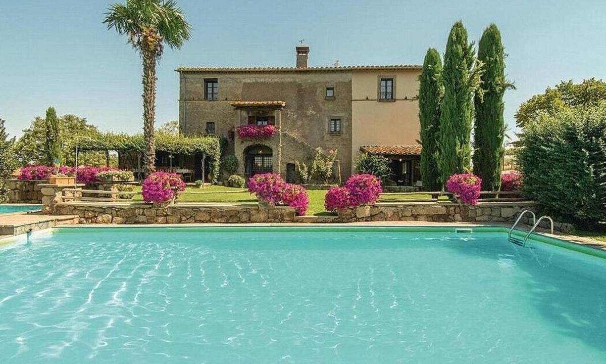 Vitorchiano Villa | Villa Armenide: A splendid seventeenth-century three-story historical villa located on top of a small hill.