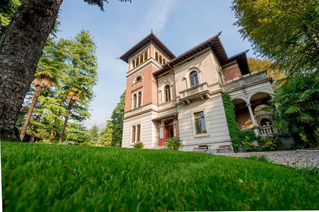 Mandello del Lario Villa | Villa Confalonieri