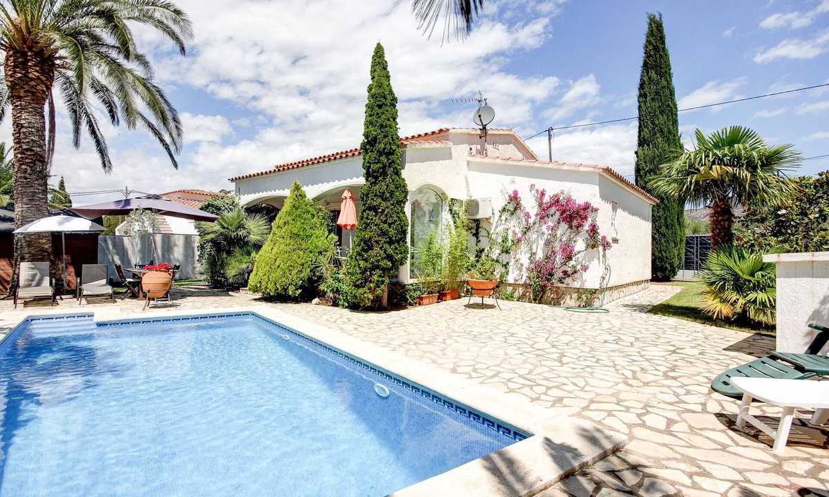 El Mas Bosca Ski Chalet | VILLA LA SELVA 26 Roses