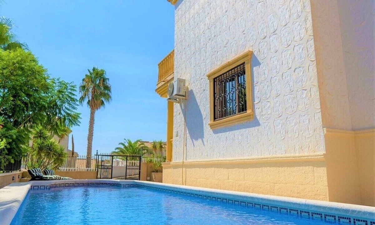 Lo Rufete Villa | Villa Rose: A specious 3 bedroom, 2 bathroom villa with a privet swimming pool.