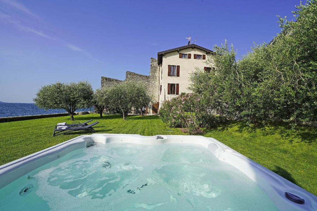 Gargnano Villa | Villa Victoria: luxury waterfront villa with splendid views