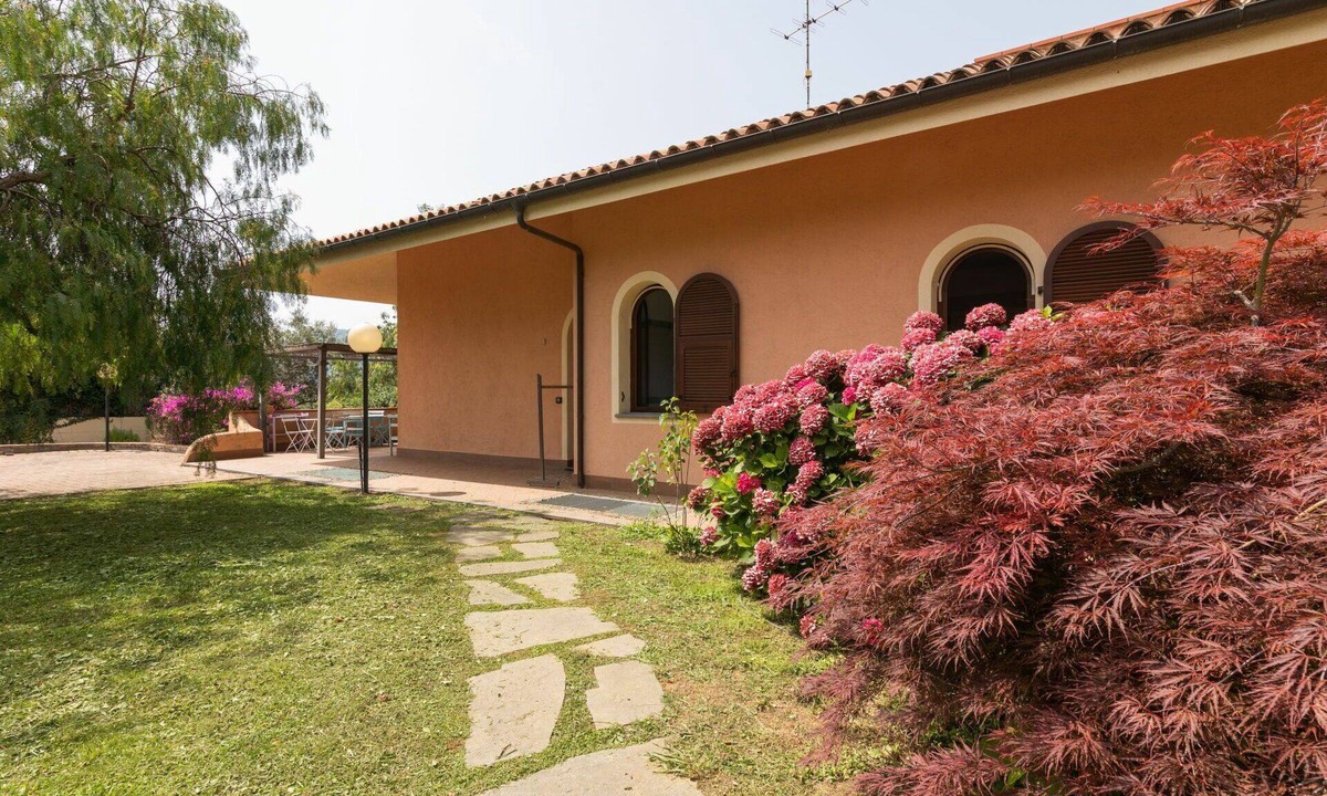 Cisano sul Neva House | Wonderful villa for 6 people with hot tub, WIFI, A/C, TV, patio, pets allowed and panoramic view