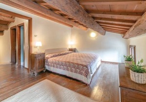 4 bedroom accommodation in Castelgomberto (VI)