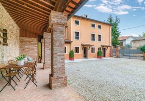 4 bedroom accommodation in Castelgomberto (VI)
