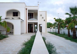 Air-Conditioned Apartment Near the Beach with Spacious Balcony & Garden