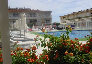 APARTMENT (3 ADULTS + 2 CHILDREN) POOL VIEW
