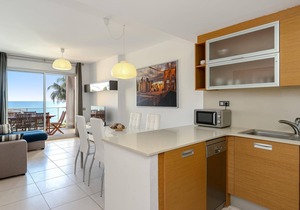 Apartment with pool and parking sea views