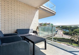 Apartment with sea views and beach access