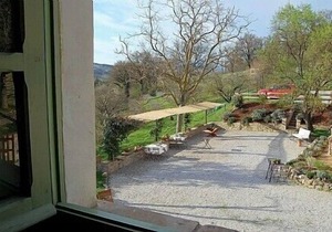 Appartamento Aria D: A graceful apartment surrounded by meadows and by green hills, with Free WI-FI.