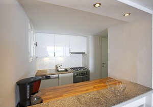 Attractive 4½-room apartment with 3 balconies, pool and dream view