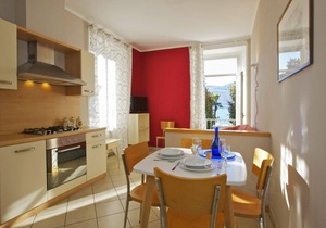 Attractive apartment in a palazzo from the 17th century. Right on the lake promenade