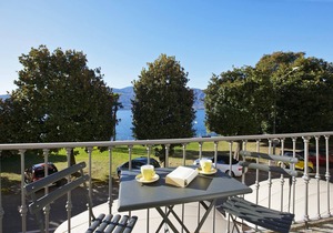 Attractive apartment in a palazzo from the 17th century. Right on the lake promenade
