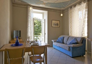 Attractive apartment in a palazzo from the 17th century. Right on the lake promenade