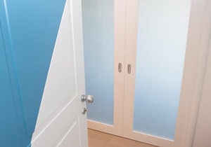 Blue apartment with double bedroom and living room / kitchen with sofa bed and private bathroom