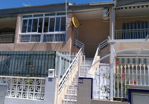 Bright two bedroom apartment 400m from the beach, WiFi, Air conditioning