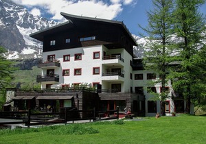 Contemporary Apartment in Breuil-Cervinia near Ski Area