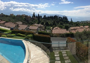Cryss View - Luxurious Lake View Apartment