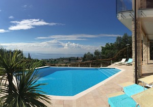 Cryss View - Luxurious Lake View Apartment