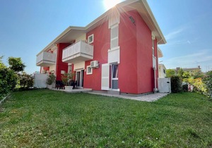 Flat with private garden by the sea