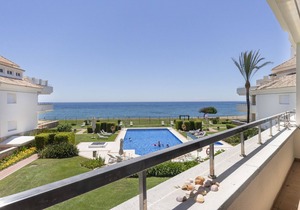 Frontline beach apartment in Guadalmansa Playa