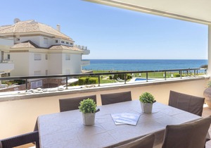 Frontline beach apartment in Guadalmansa Playa