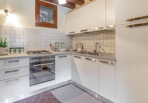 If you are looking for a spectacular location for your vacation in Veneto, this terraced house in Ca
