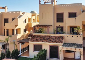In a closed, safe urbanization is this comfortable vacation apartment.