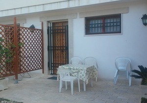 Studio apartment in countryside villa with pool close to sea
